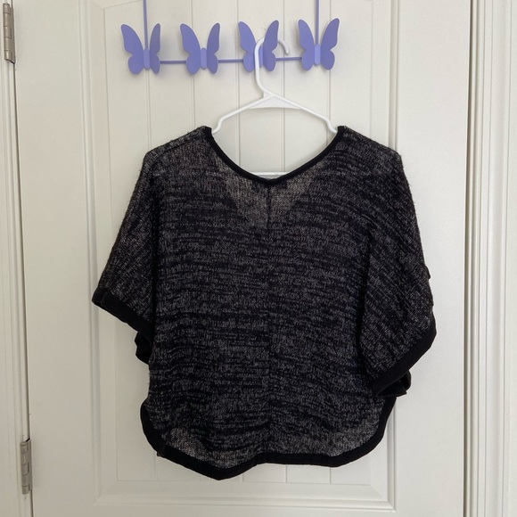 Spencer & Olivia women’s thin knit black poncho lightweight sweater medium - Picture 4 of 4